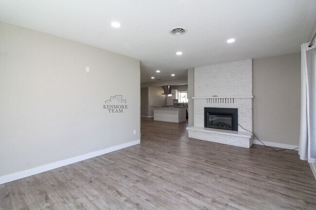 Building Photo - 308 N 12th Ave
