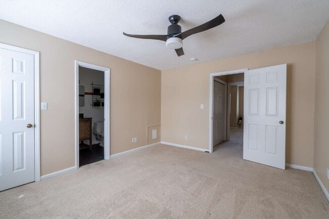 Building Photo - Two Bedroom Townhome in Raleigh's Heart!