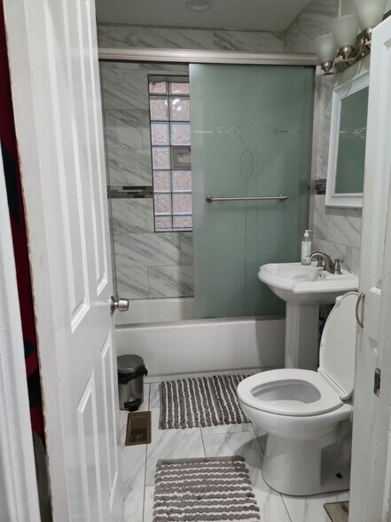 Building Photo - 5822 N Spaulding Ave