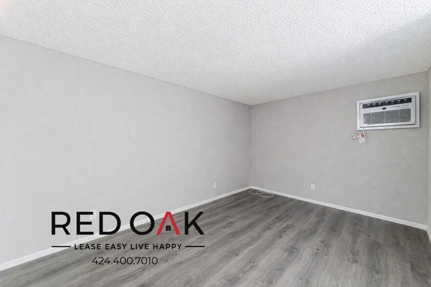 Building Photo - 8614 Woodley Ave