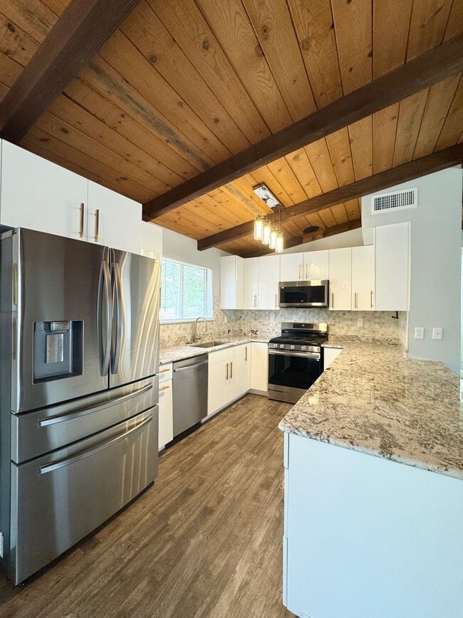 Building Photo - Private Renovated Home in Westside Redding