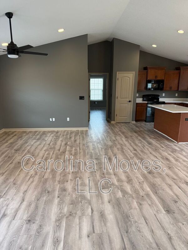 Building Photo - 208 Sleepy River Rd