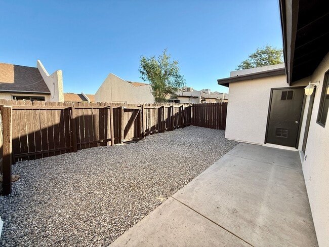 Building Photo - Centrally Located Townhouse