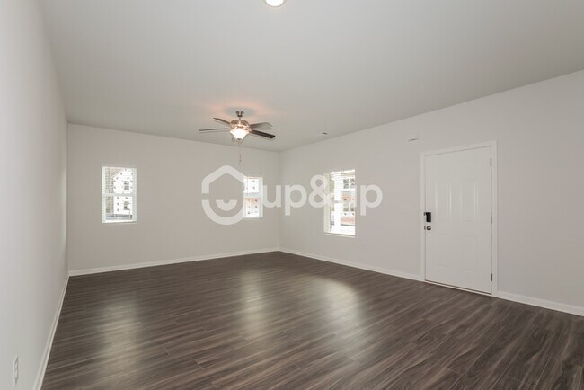 Building Photo - Fantastic 4bd/2.5ba home! Let yourself in!