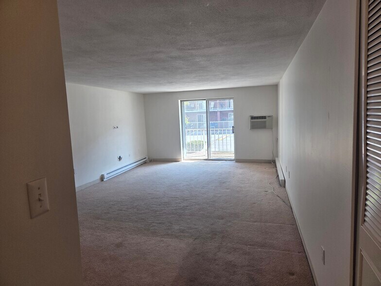 Building Photo - 55 Greentree Ln