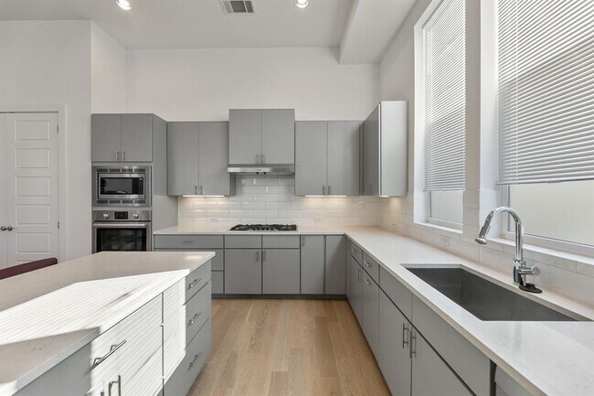 Building Photo - 6101 Florencia Ln