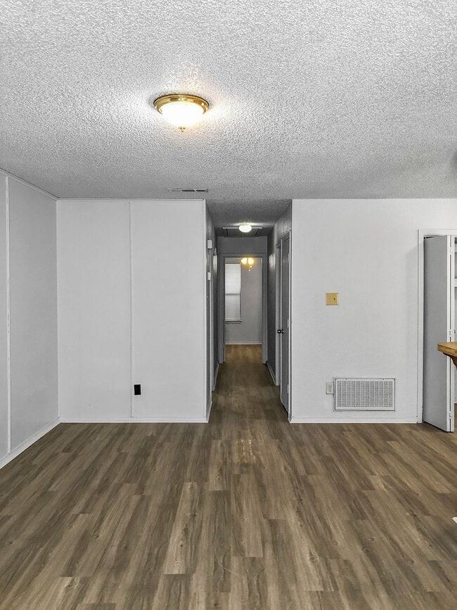 Building Photo - 821 N Mesquite St