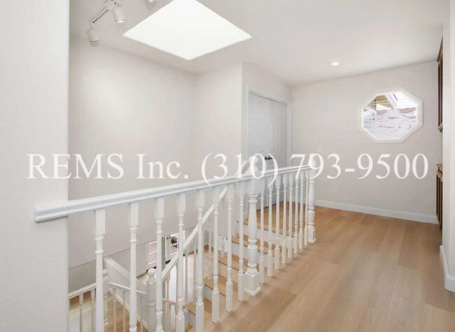 Building Photo - Beautiful Front Townhome w/ Garage and Lau...