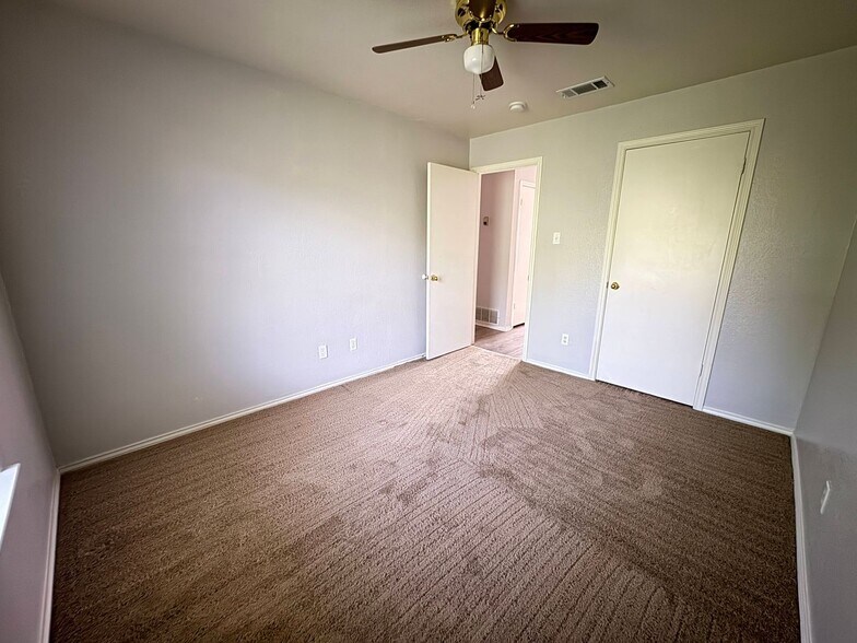 Building Photo - 1605 Benttree Dr
