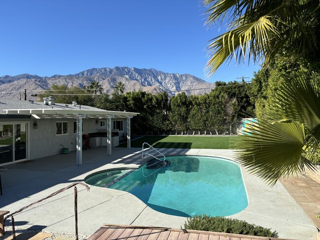 Building Photo - Palm Springs Paradise!