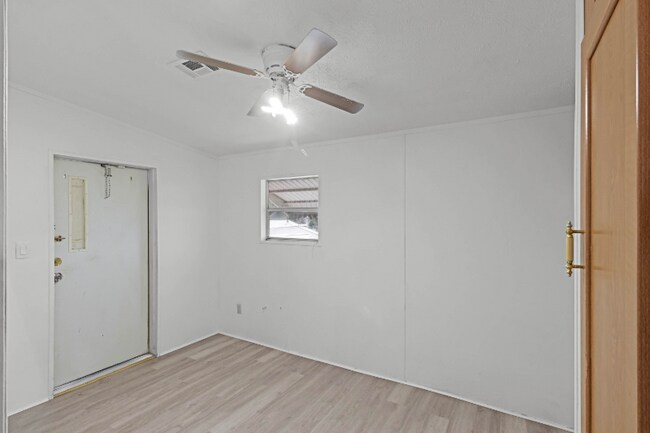 Building Photo - 571 Lindsey Dr