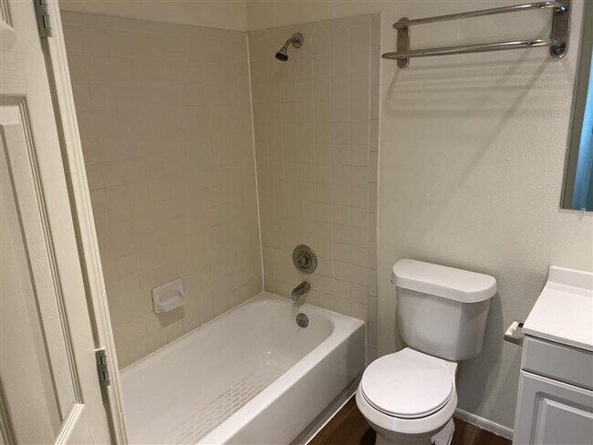 Building Photo - Cute 2/2 duplex with a garage