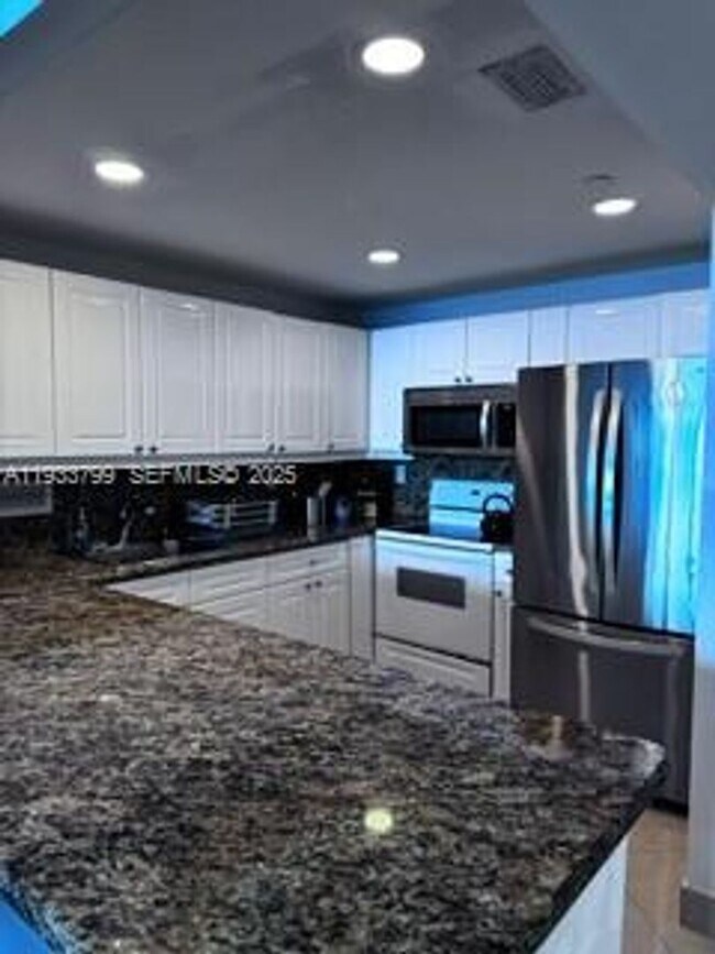 Building Photo - 2301 Collins Ave