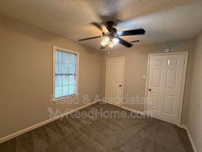 Building Photo - 3040 Delvan Cove