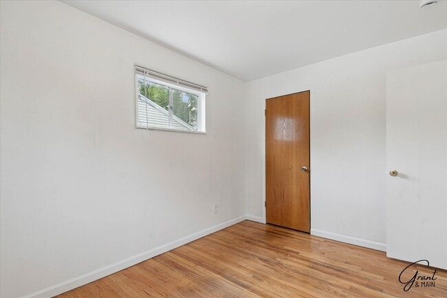 Building Photo - 2 bedroom $1300