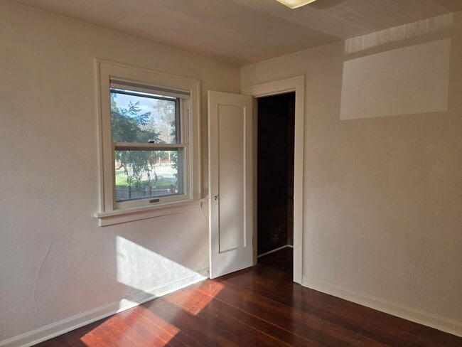 Building Photo - 2 bedroom home in West Bremerton