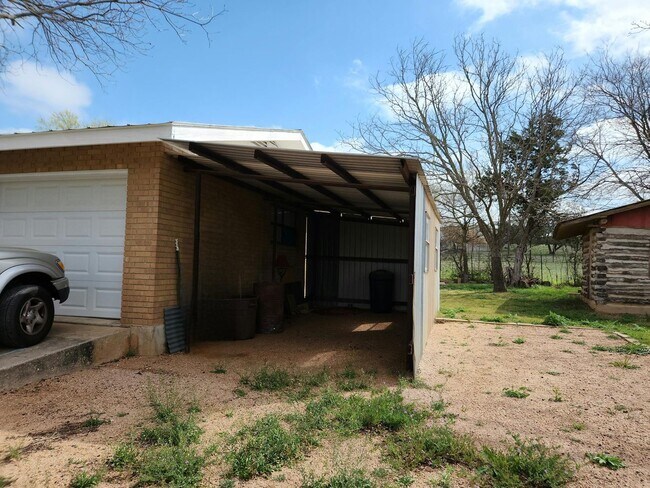 Building Photo - Amazing home on large property