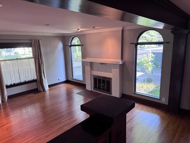 Building Photo - Historical Duplex - Spacious 3 Bedroom, 2.5 Bath Duplex with fenced in private patio.