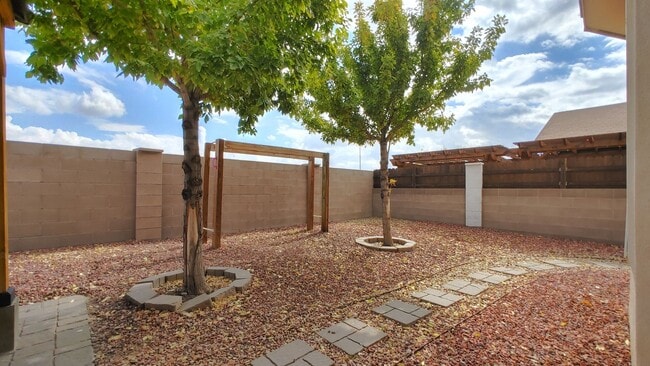 Building Photo - Large 3 Bedroom 2.5 Bathroom Located In Th...