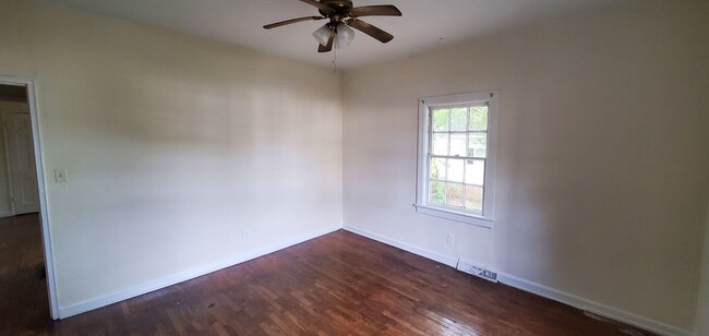 Building Photo - 3 Bedroom 1 Bathroom House