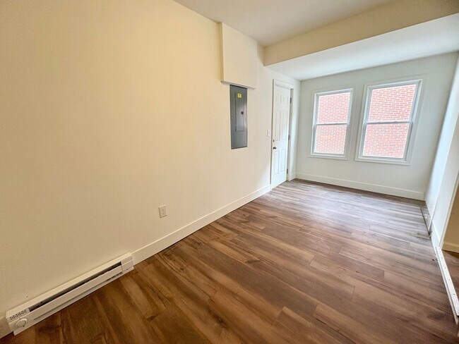 Building Photo - 133 W Maple St