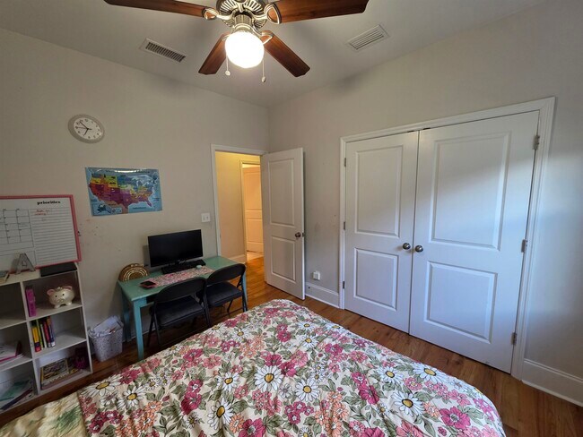 Building Photo - 2521 Lantana Ln