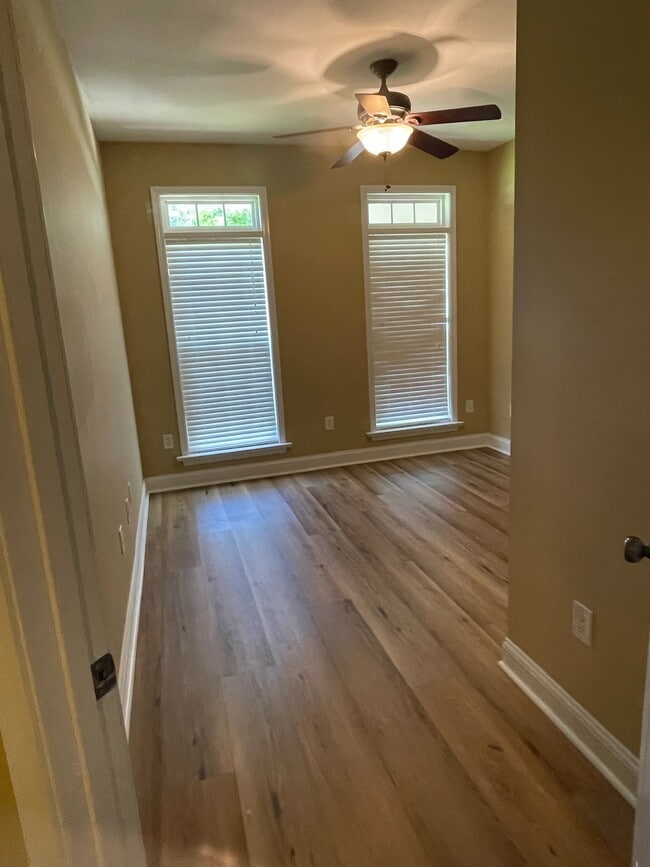 Building Photo - 266 Willow Lake Dr