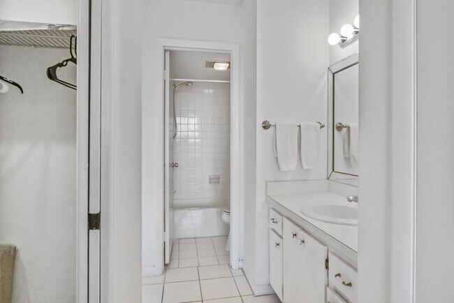 Building Photo - 225 Beach Rd