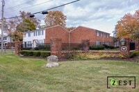 Building Photo - Beautiful 2 Bed 1.5 Bath Townhome available August 15th!