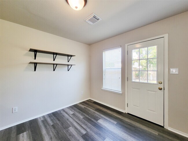 Building Photo - 5746 Roehampton Ct