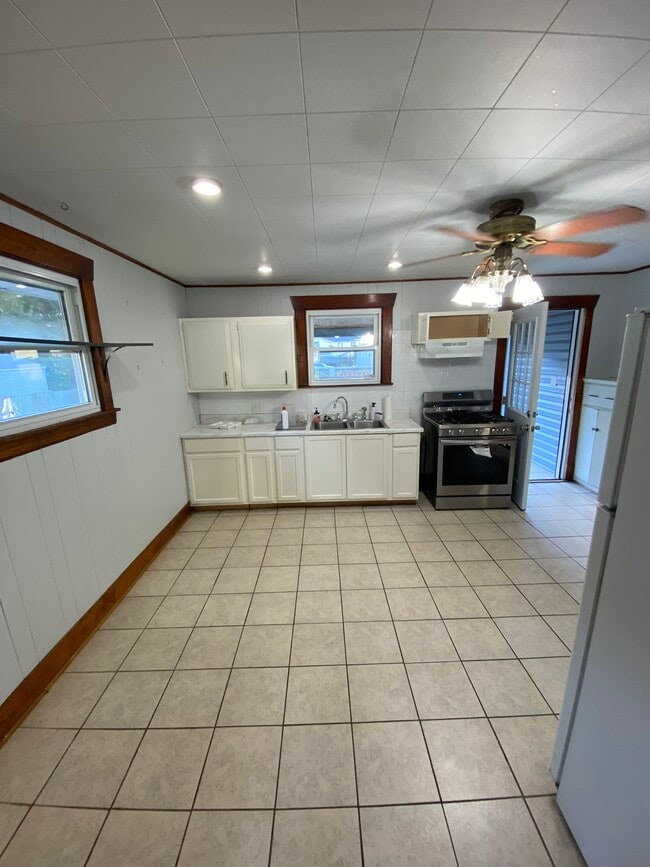 Building Photo - 4012 Henderson Ave