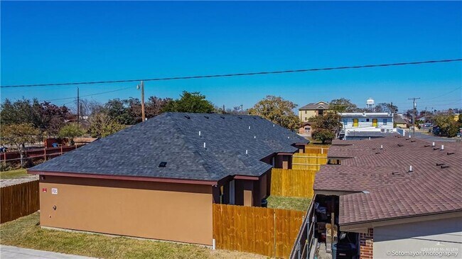 Building Photo - 2204 Dallas Ave