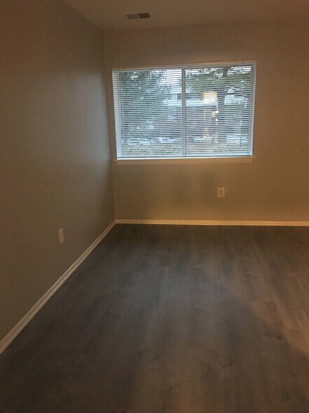 Building Photo - 10241 Prince Pl