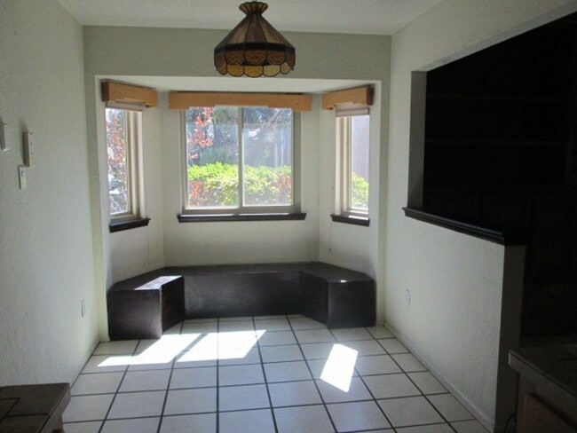 Building Photo - Nice 3 bedroom 2 bath located in Northeast Foothills on Cul De Sac St.