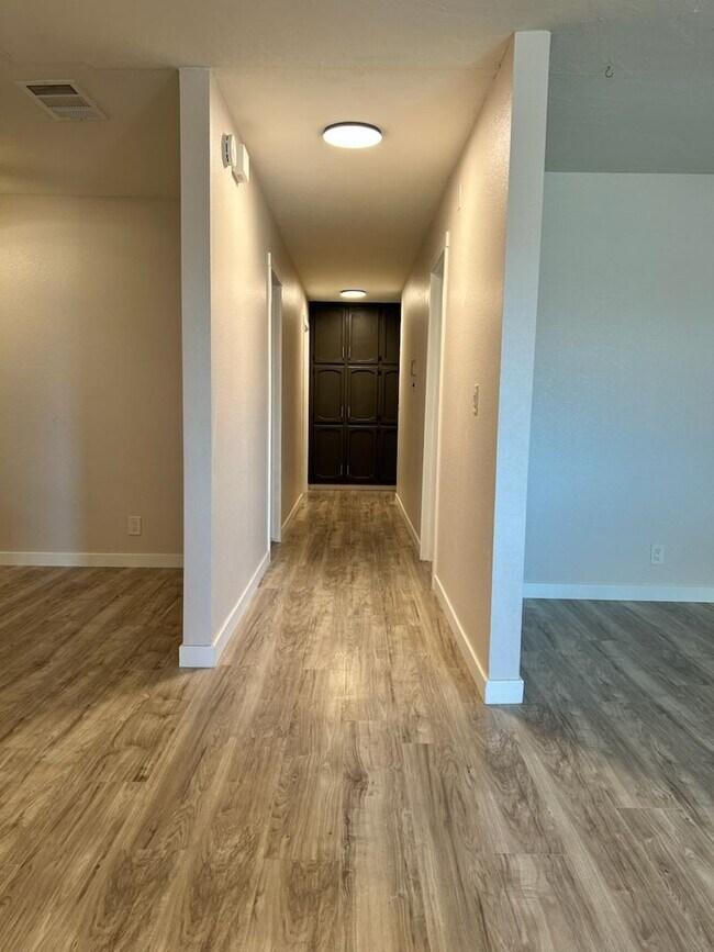 Building Photo - Please contact Vaughn Realty to set up an ...