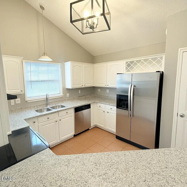 Building Photo - Ranch w/ 1 Car Garage