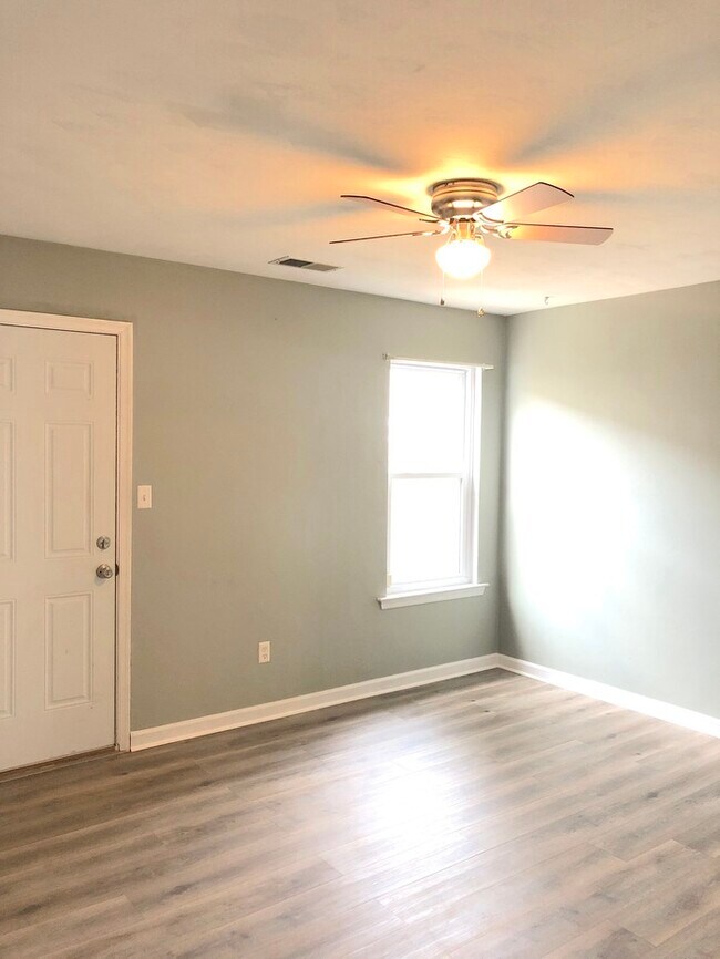 Building Photo - TOWN HOME W/ LOFT AND OPEN FLOOR PLAN FOR ...