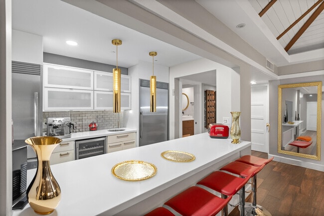 Building Photo - 6106 Royal Poinciana Ln