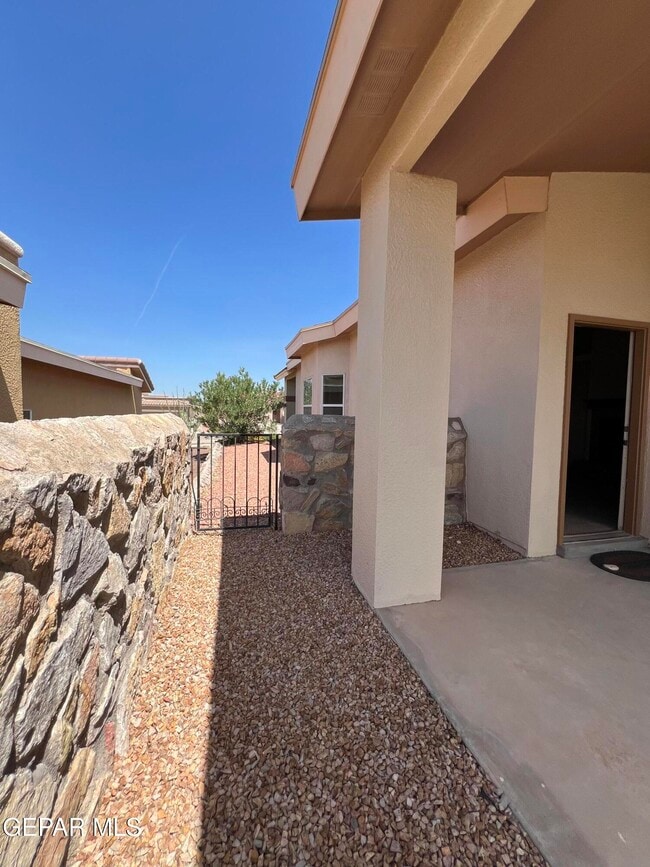 Building Photo - 6700 Hermoso Del Sol Dr