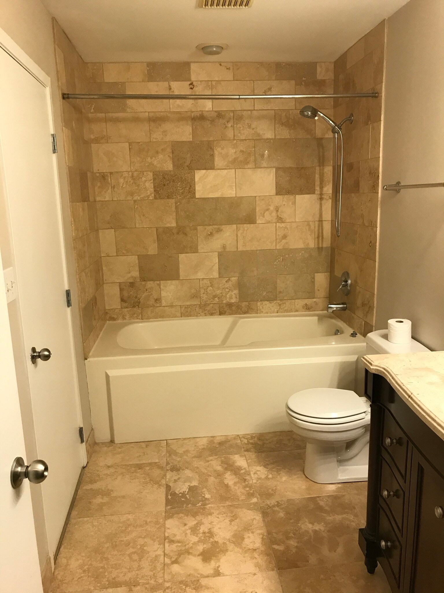 Master bathroom with a large soaking - tub - 811 S Lytle St