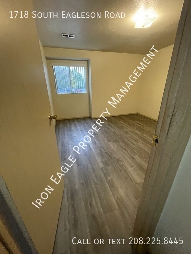 Building Photo - 1718 S Eagleson Rd