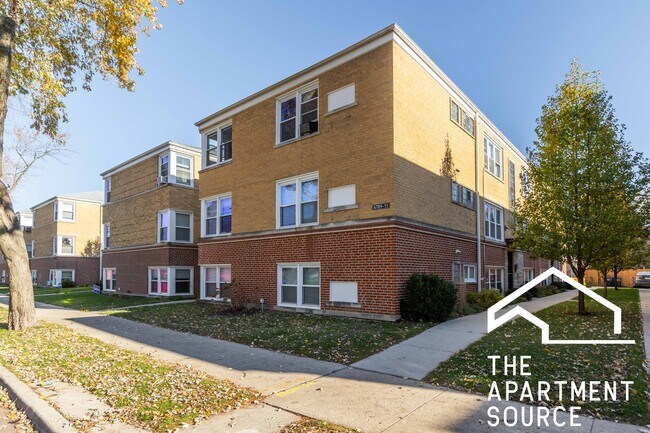 Building Photo - 6719 N California Ave