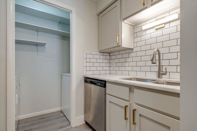 Building Photo - Renovated Condo in Green Hills Four Seasons!