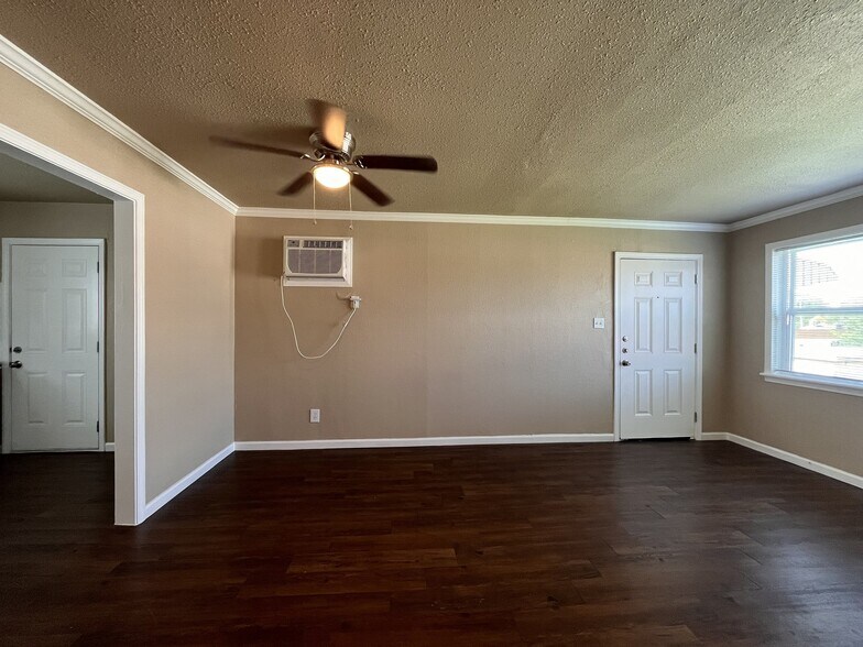 Building Photo - 7623 Pecan Villas Dr