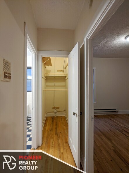 Building Photo - 633 W Cornelia Ave