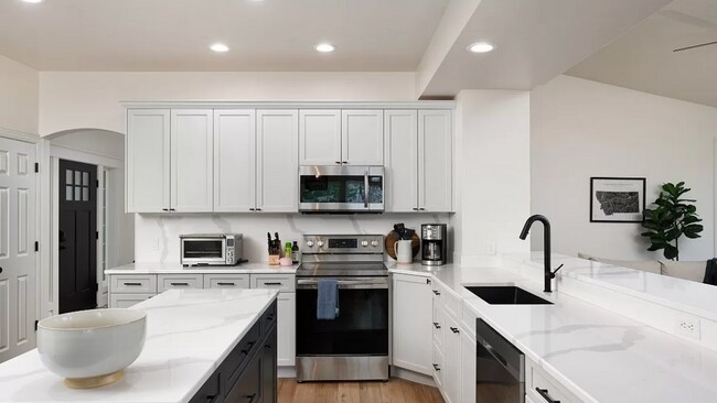 Building Photo - Beautiful South Bozeman home!