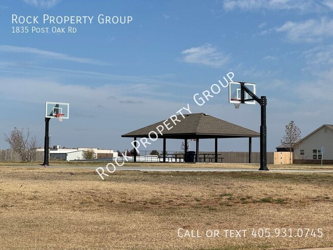 Building Photo - 3 Bedroom Duplex in El Reno in Settlers Cr...