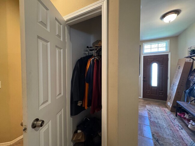 Building Photo - 3 Bedroom, 3 Bathroom House - Walking distance to the beach