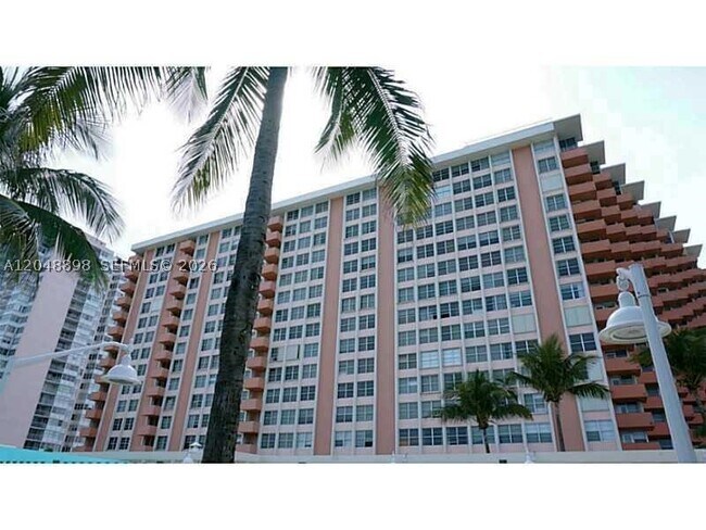Building Photo - 2899 Collins Ave