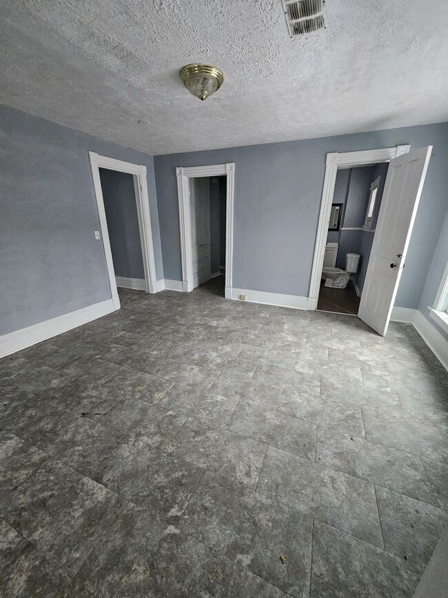 Building Photo - upper 4-bedroom unit east side